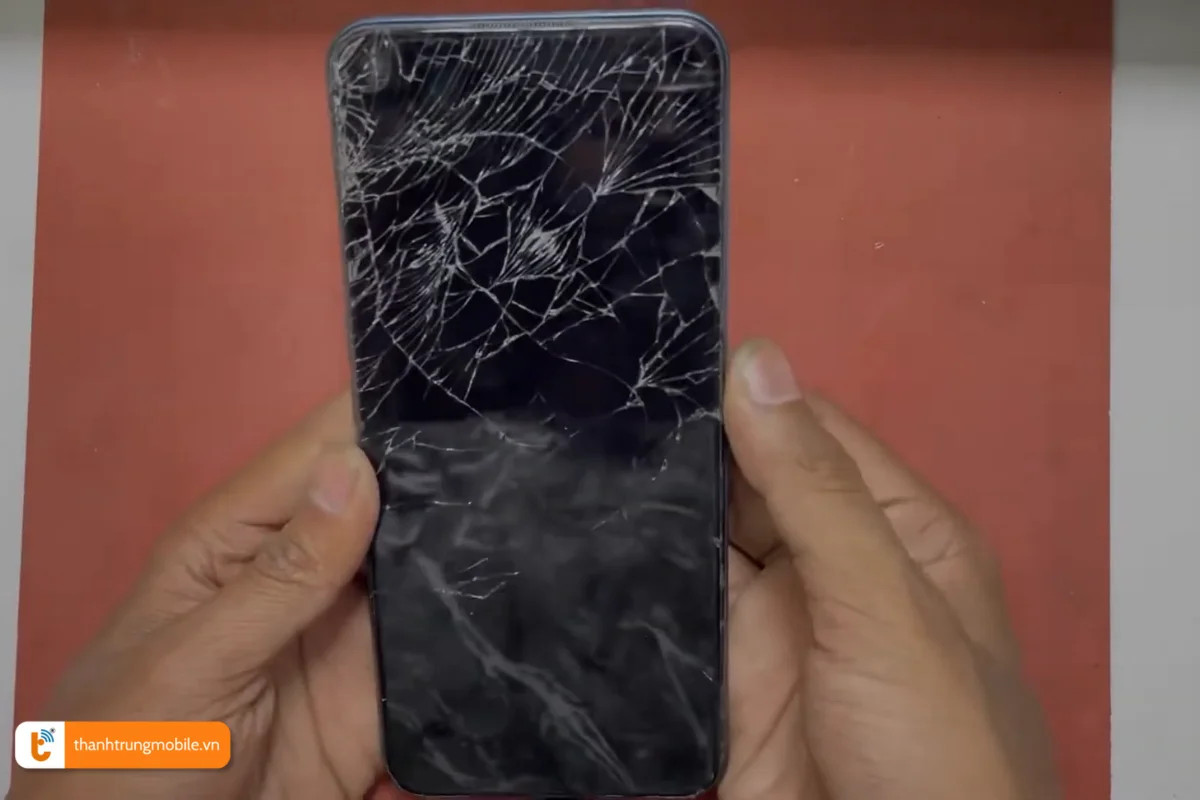 Realme 9 Pro bị vỡ kính nặng cần phải thay màn hình mới do hỏng hiển thị
