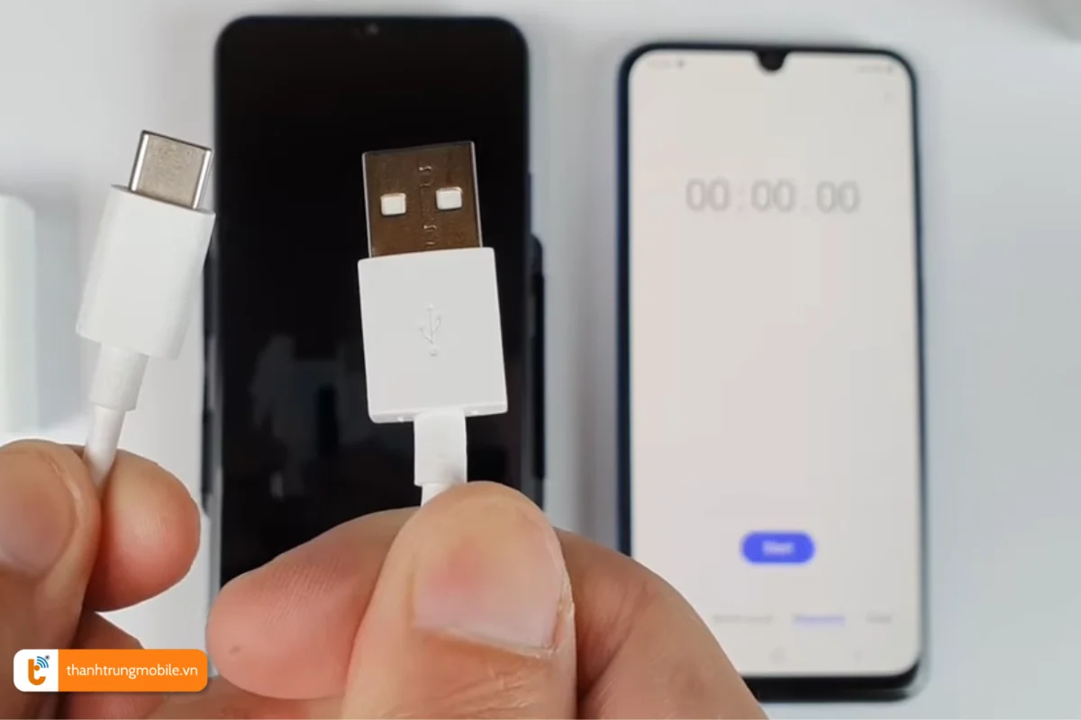 Sử dụng dây sạc chính hãng để đảm bảo an toàn khi sạc pin Realme C25