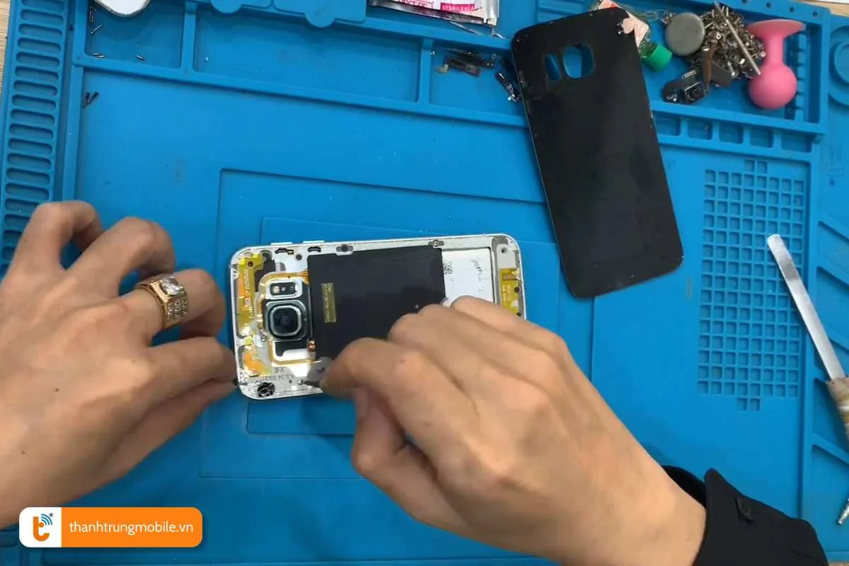 sua samsung s6 edge mat nguon tai thanh trung mobile