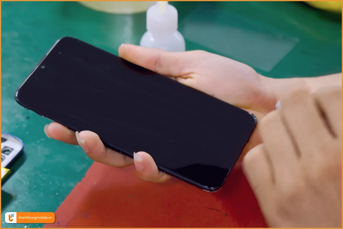 điện thoại Vsmart Joy 3 sau khi được ép, thay mặt kính