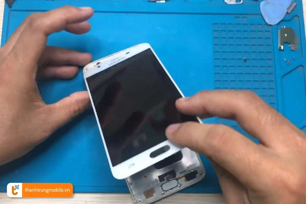 thay man hinh dien thoai samsung j7 prime moi