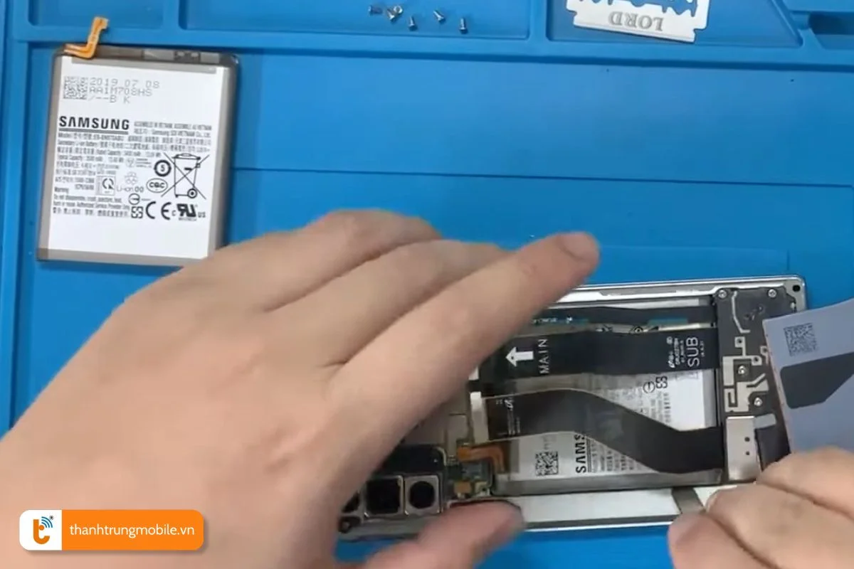 thay pin moi cho thiet bi samsung