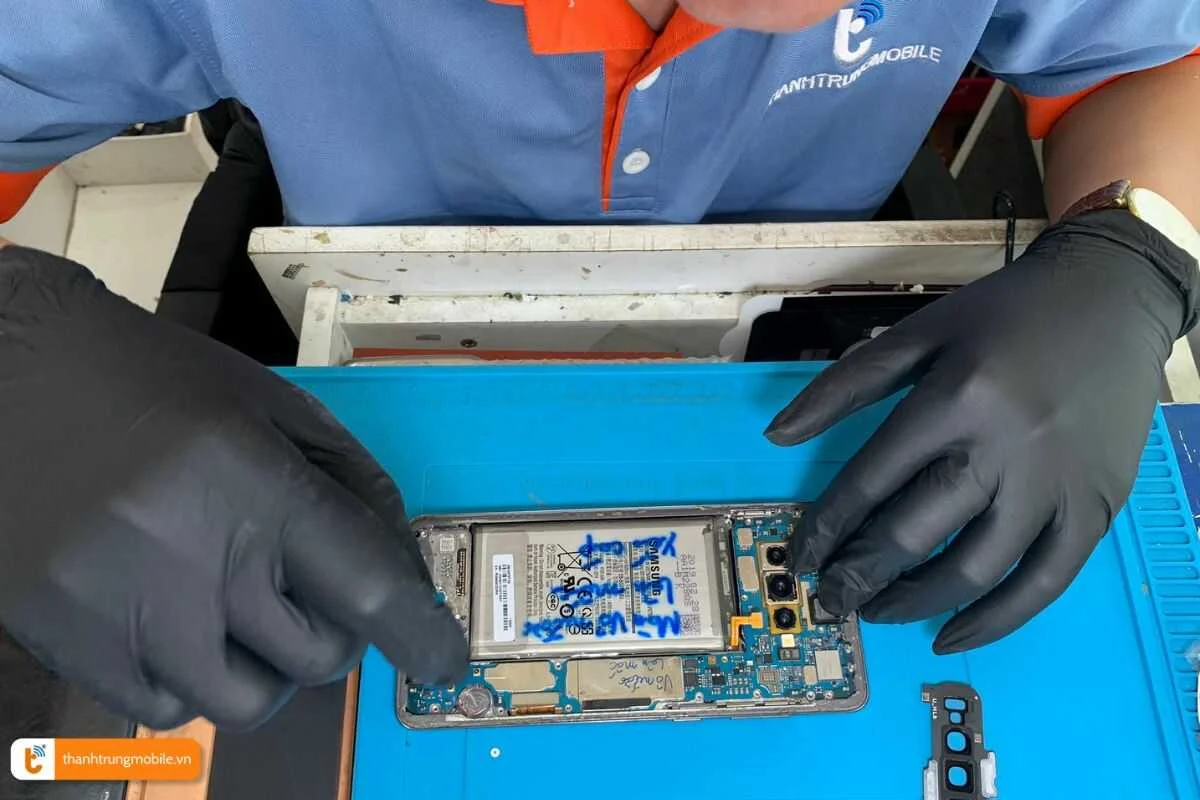 Thay pin samsung chính hãng tại Thành Trung Mobile