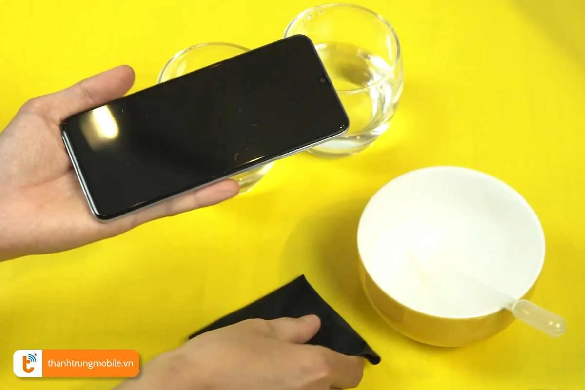 ve sinh man hinh amoled sach se