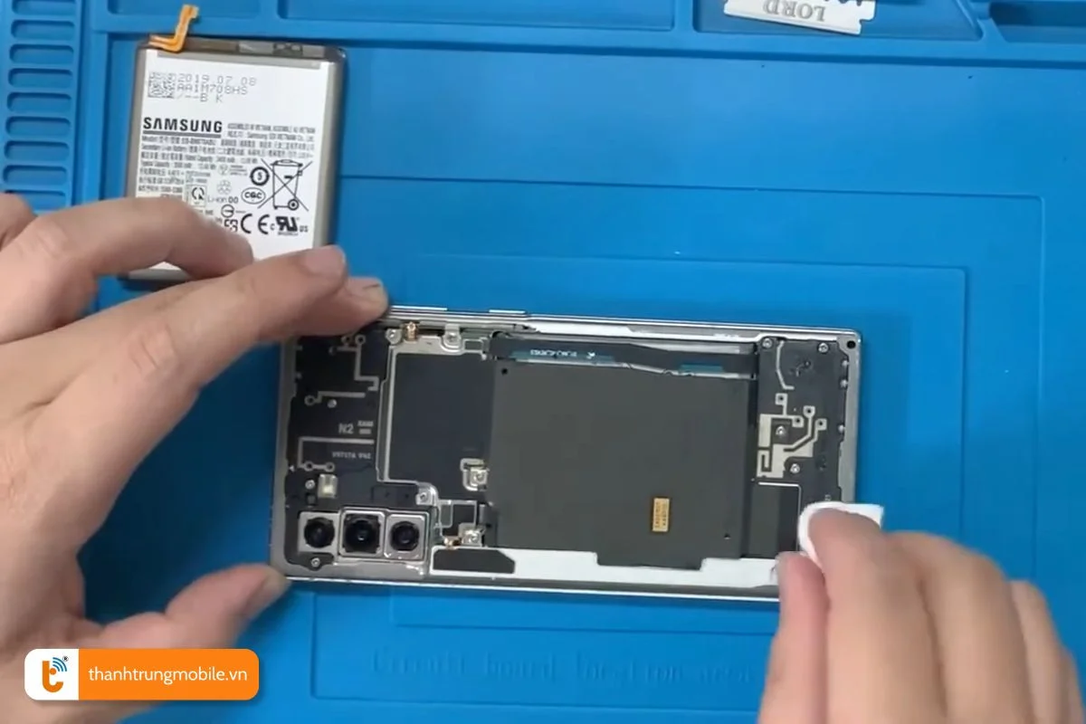 ve sinh mat tiep xuc cua pin samsung