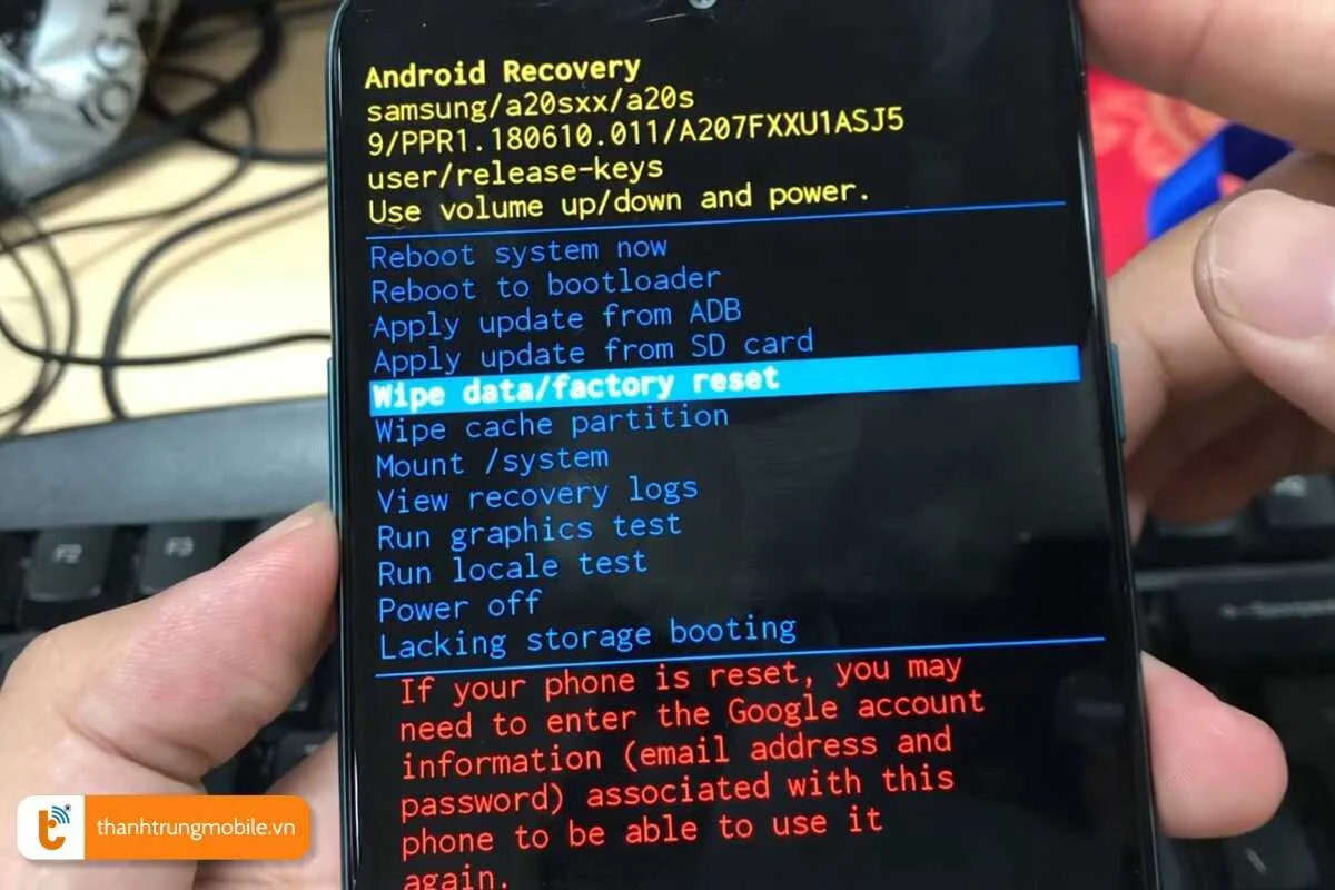 Vol Down chọn Wipe data/ Factory reset