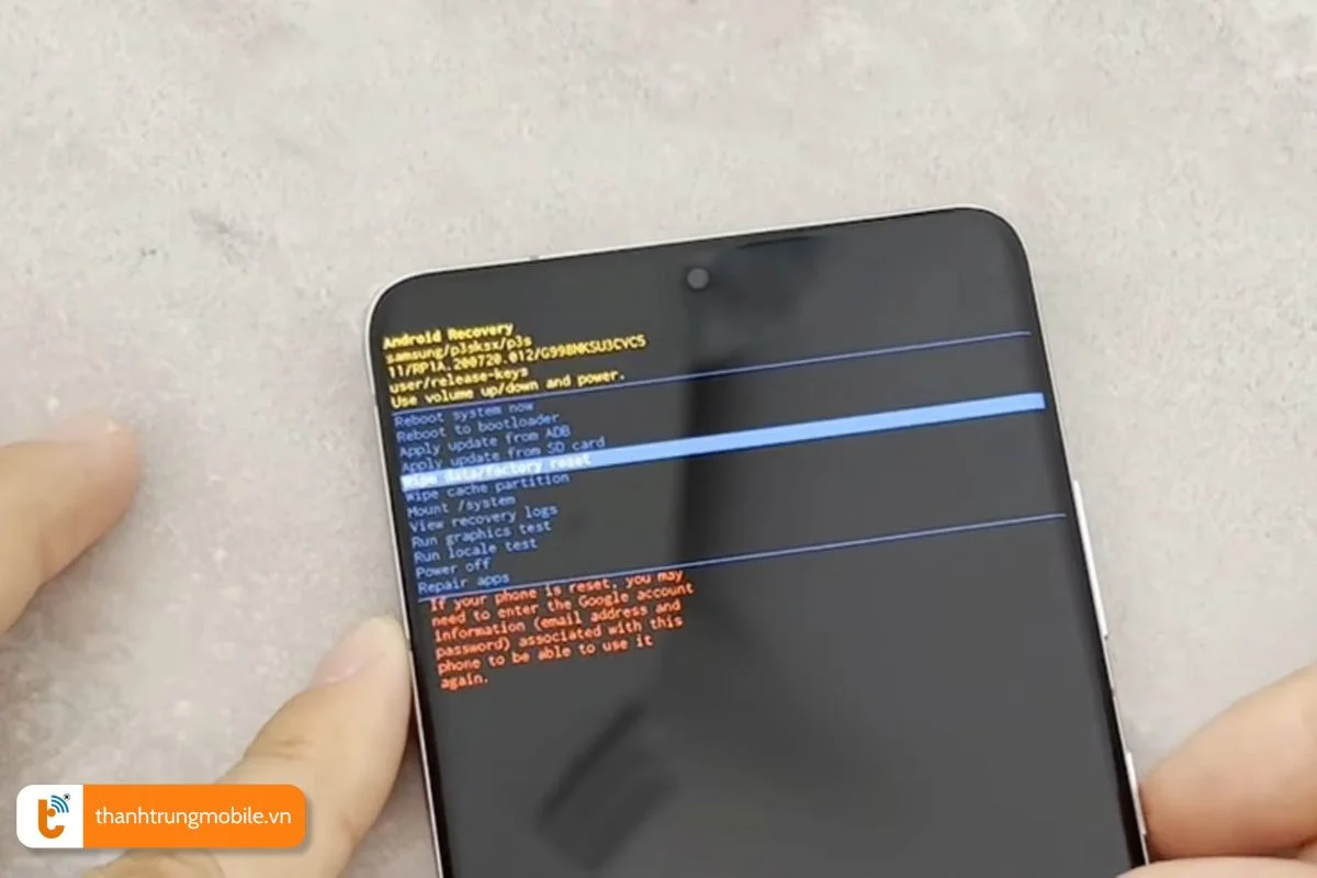 Chọn tùy chọn Wipe Data/Factory Reset bằng nút tăng/giảm âm lượng