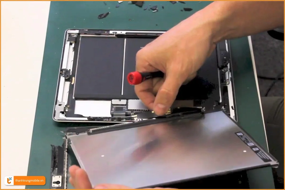 Kỹ thuật viên đang thay màn hình iPad 3