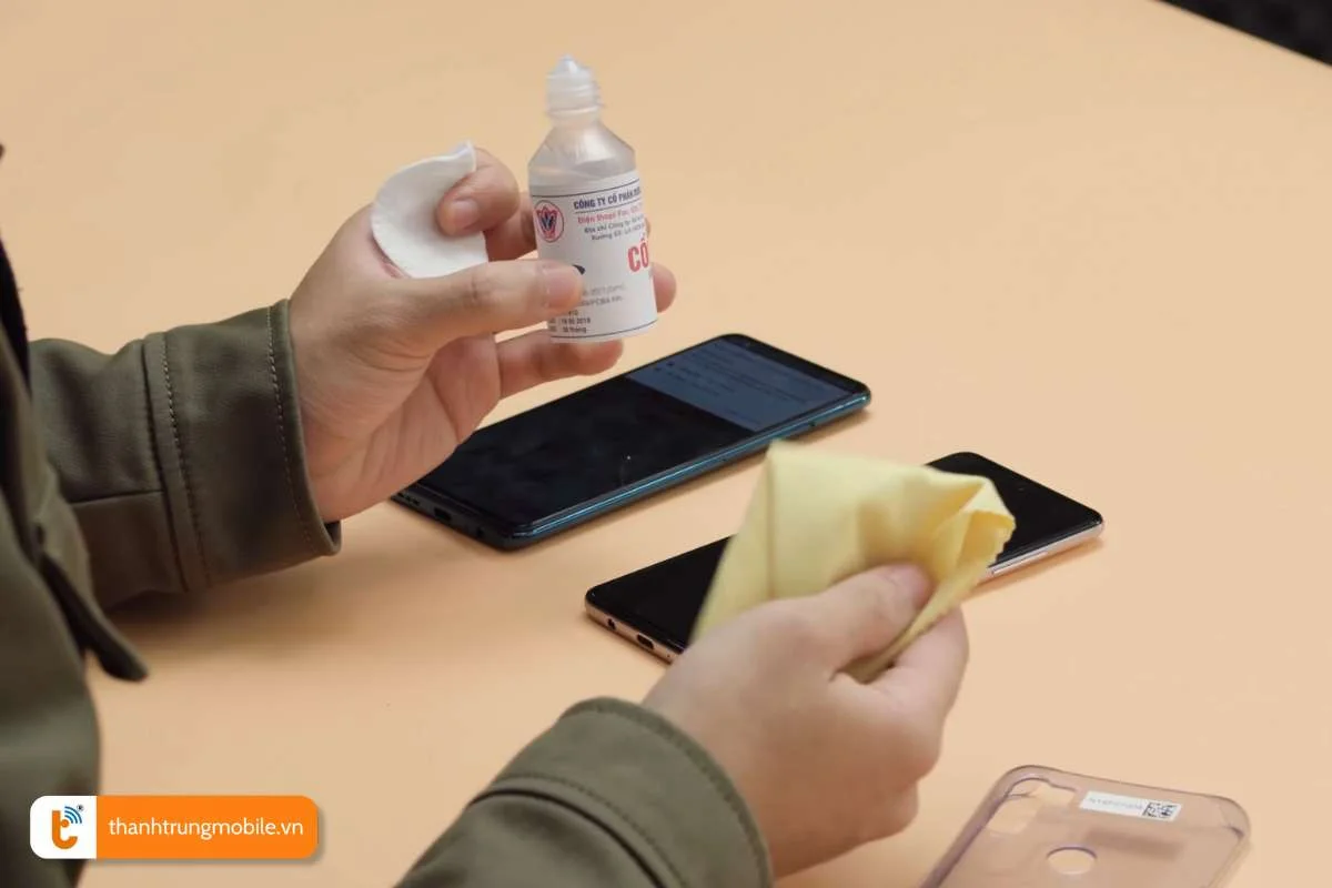 lam sach man hinh dien thoai samsung