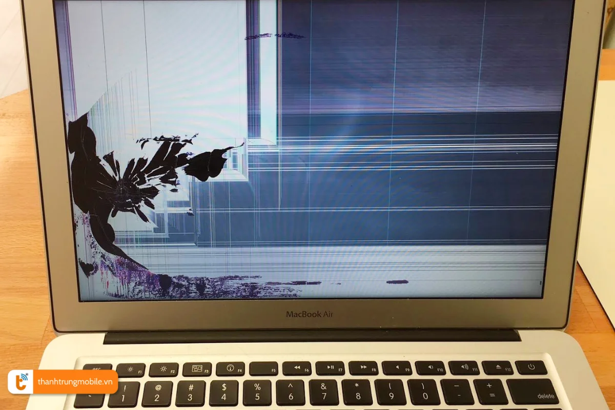 Macbook Air 2017 bị bể màn hình nặng nề