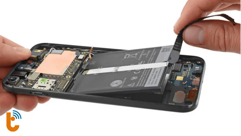 Một bước trong quy trình thay chân sạc Google Pixel XL