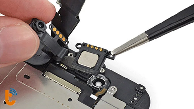 Một bước trong quy trình thay loa Vsmart Bee