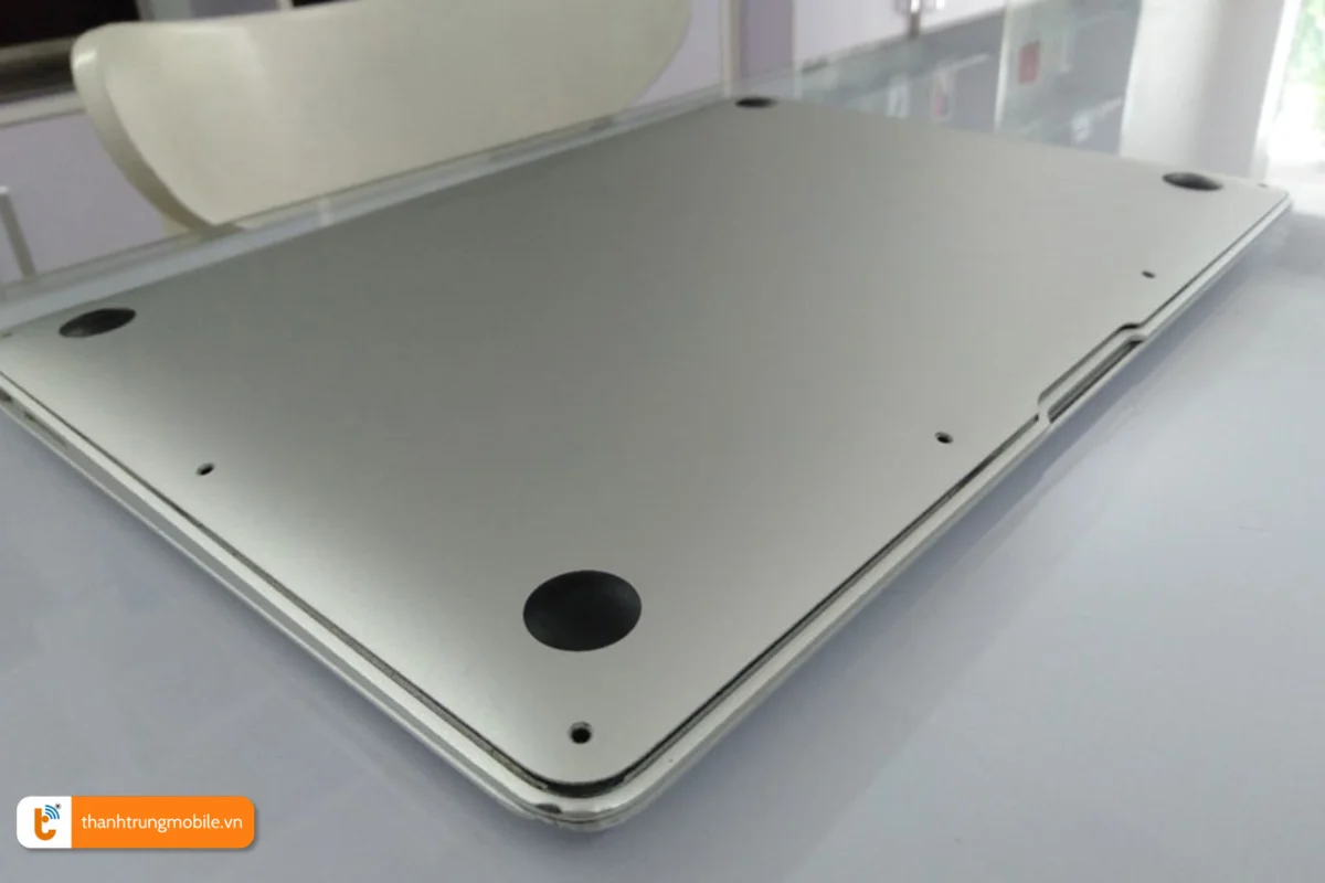 Pin Macbook Air 2014 bị phù gây đội nắp