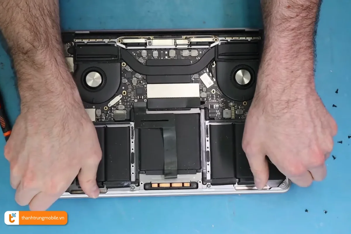 Quy trình thay bàn di chuột Macbook Pro 2017 chuyên nghiệp tại Thành Trung Mobile