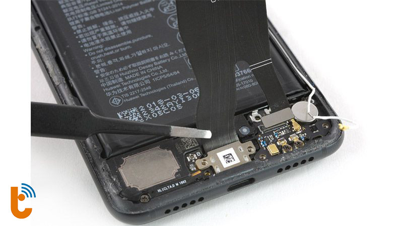 Một bước của quy trình thay loa Huawei P20 Series