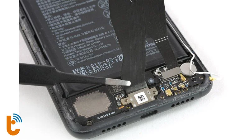 Một bước của quy trình thay loa Huawei P20 Series