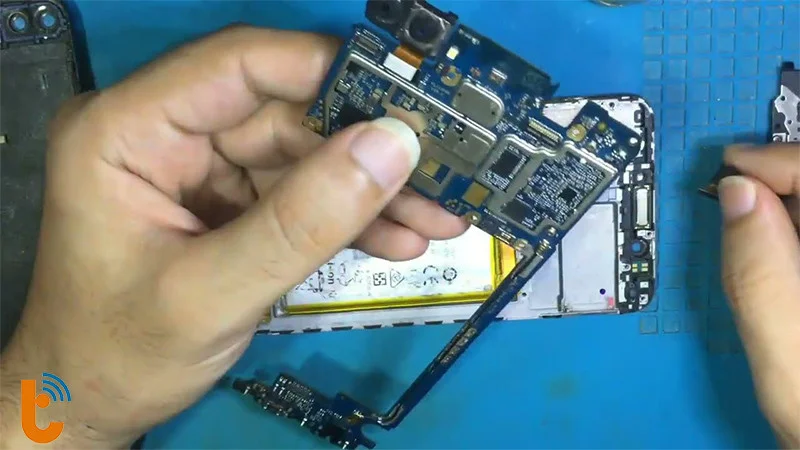 Một bước trong quy trình thay loa Huawei Y7