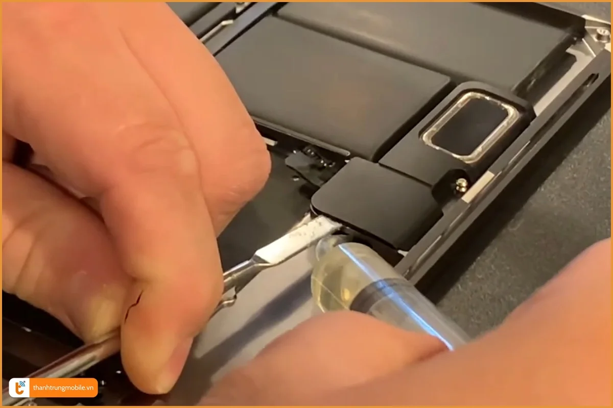 Quy trình thay loa Macbook Pro 2017