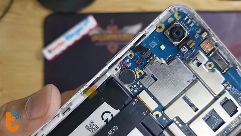 Một bước trong quy trình thay loa Vsmart Joy 1