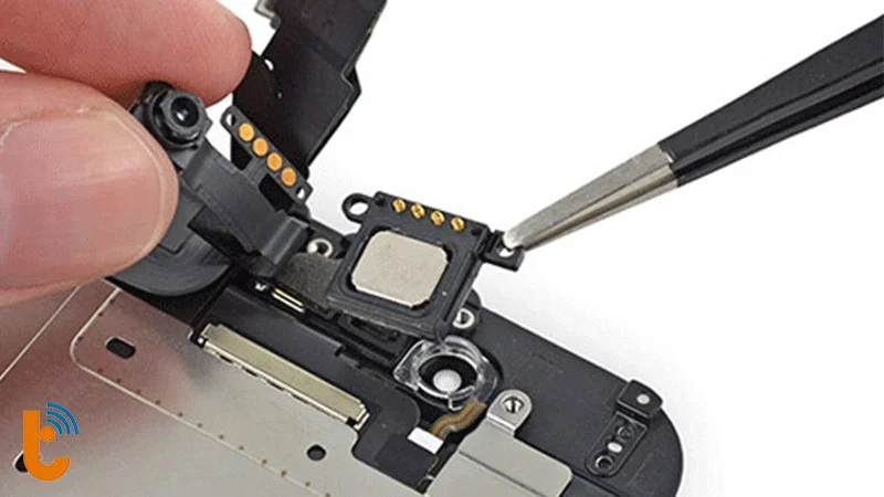 Một bước trong quy trình thay loa Vsmart Star