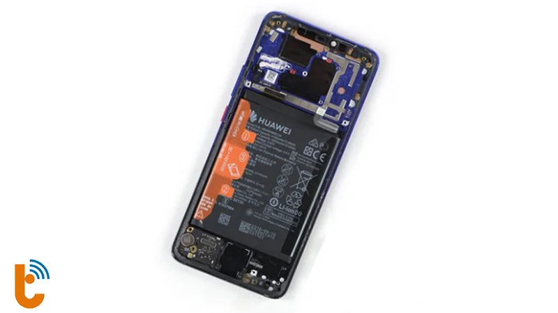 Một bước trong quy trình thay mic Huawei Mate 10