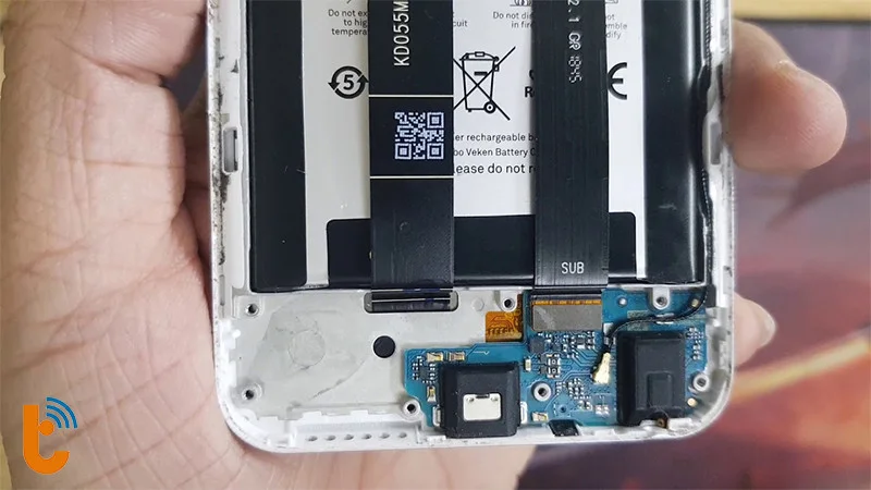 Một bước trong quy trình thay mic Vsmart Bee