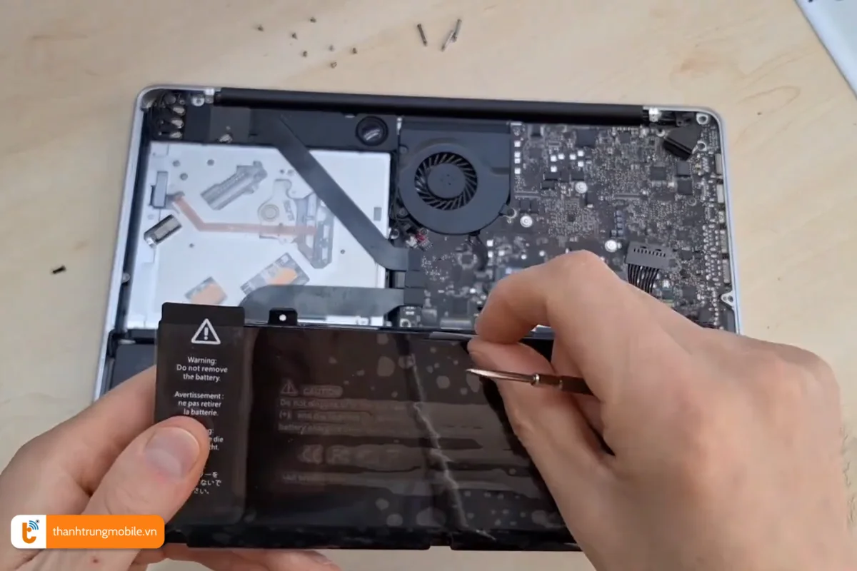 Quy trình thay pin chính hãng cho Macbook Pro 2012 tại Thành Trung Mobile