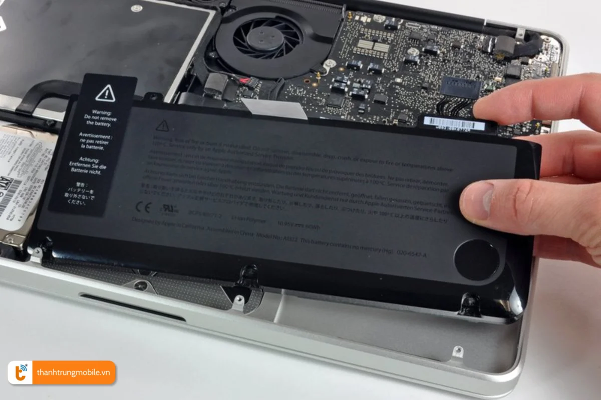 Quy trình thay pin mới Macbook Pro 2010 tại Thành Trung Mobile