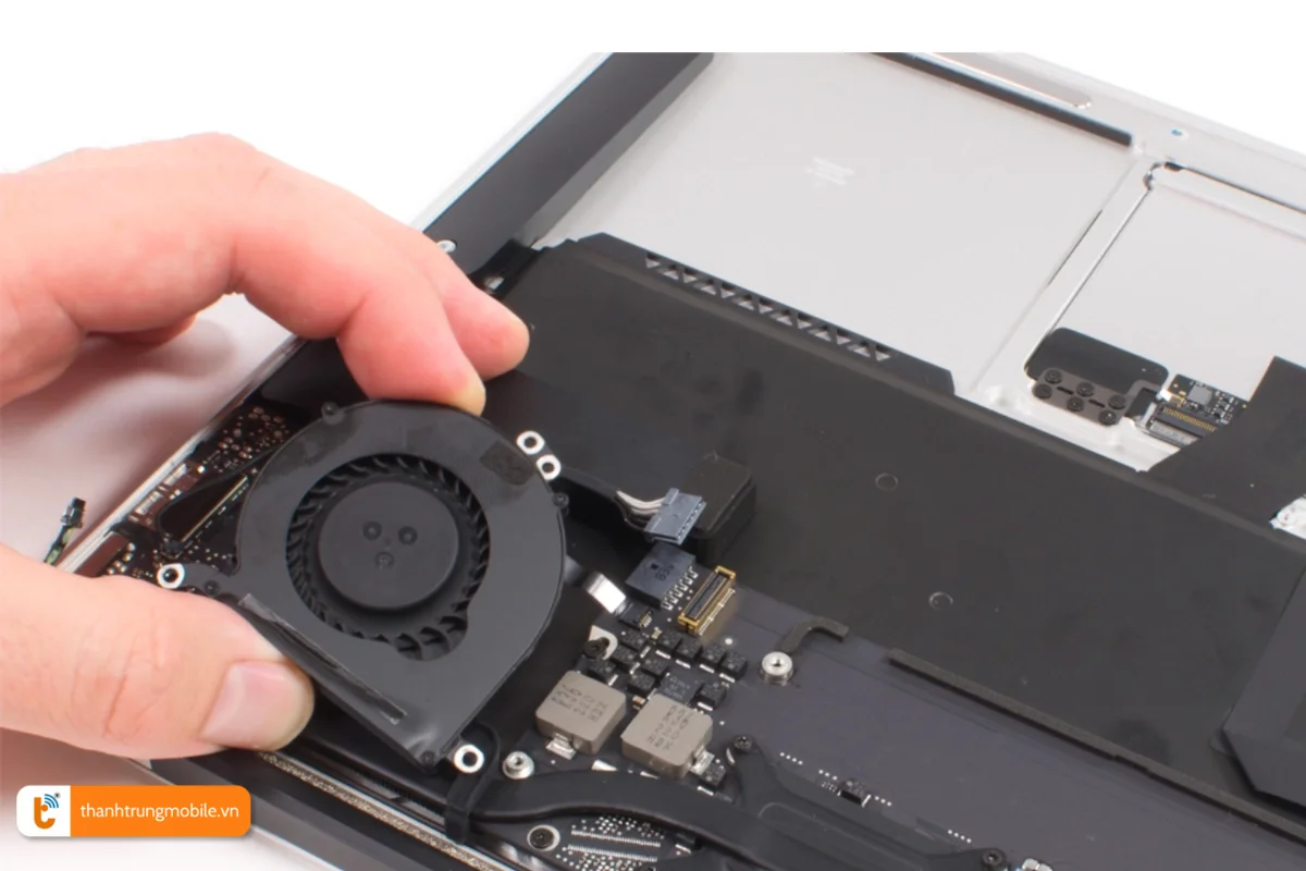 Quy trình thay quạt tản nhiệt Macbook Pro 2017 chuyên nghiệp tại Thành Trung Mobile