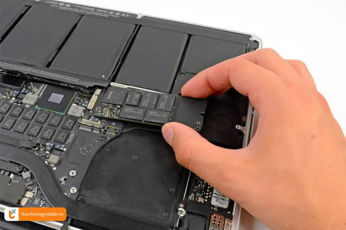 Quy trình thay SSD Macbook Air 2017 nhanh chóng tại Thành Trung Mobile