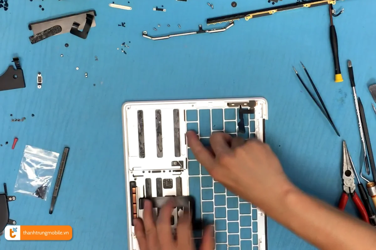 Quy trình thay thế bàn phím Macbook Pro 2017 chuyên nghiệp tại Thành Trung Mobile