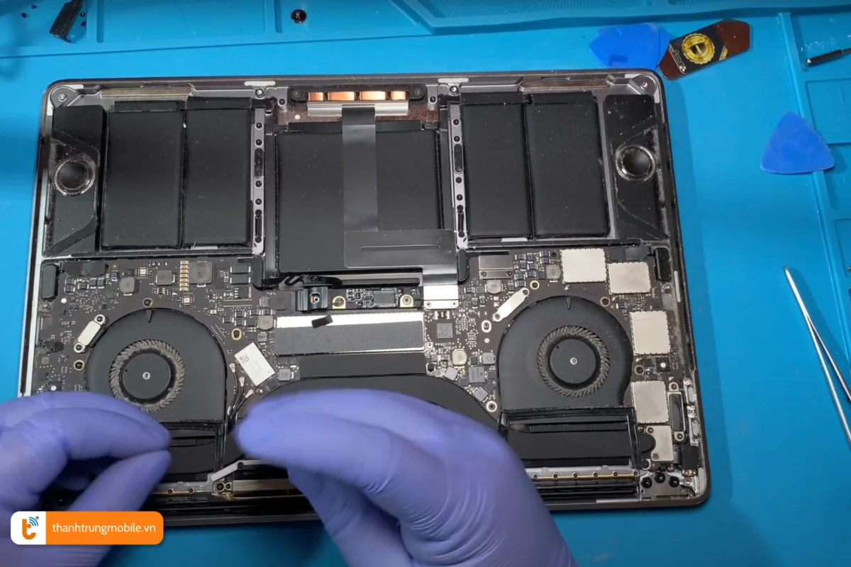 Quy trình thay thế màn hình Macbook Pro 2017 tại Thành Trung Mobile