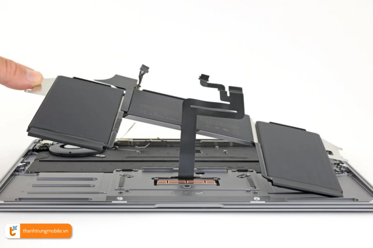 Quy trình thay thế pin Macbook Air 2019 chuyên nghiệp tại Thành Trung Mobile