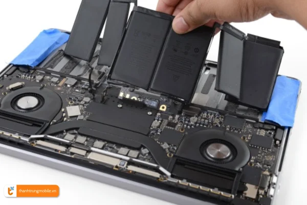 quy-trinh-thay-the-pin-macbook-pro-2019-chuyen-nghiep-tai-thanh-trung-mobile