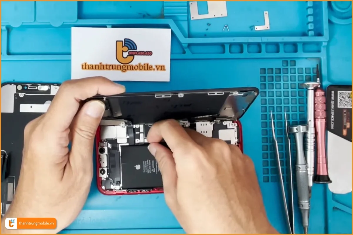 Quy trình thay main iPhone 11 - Thành Trung Mobile