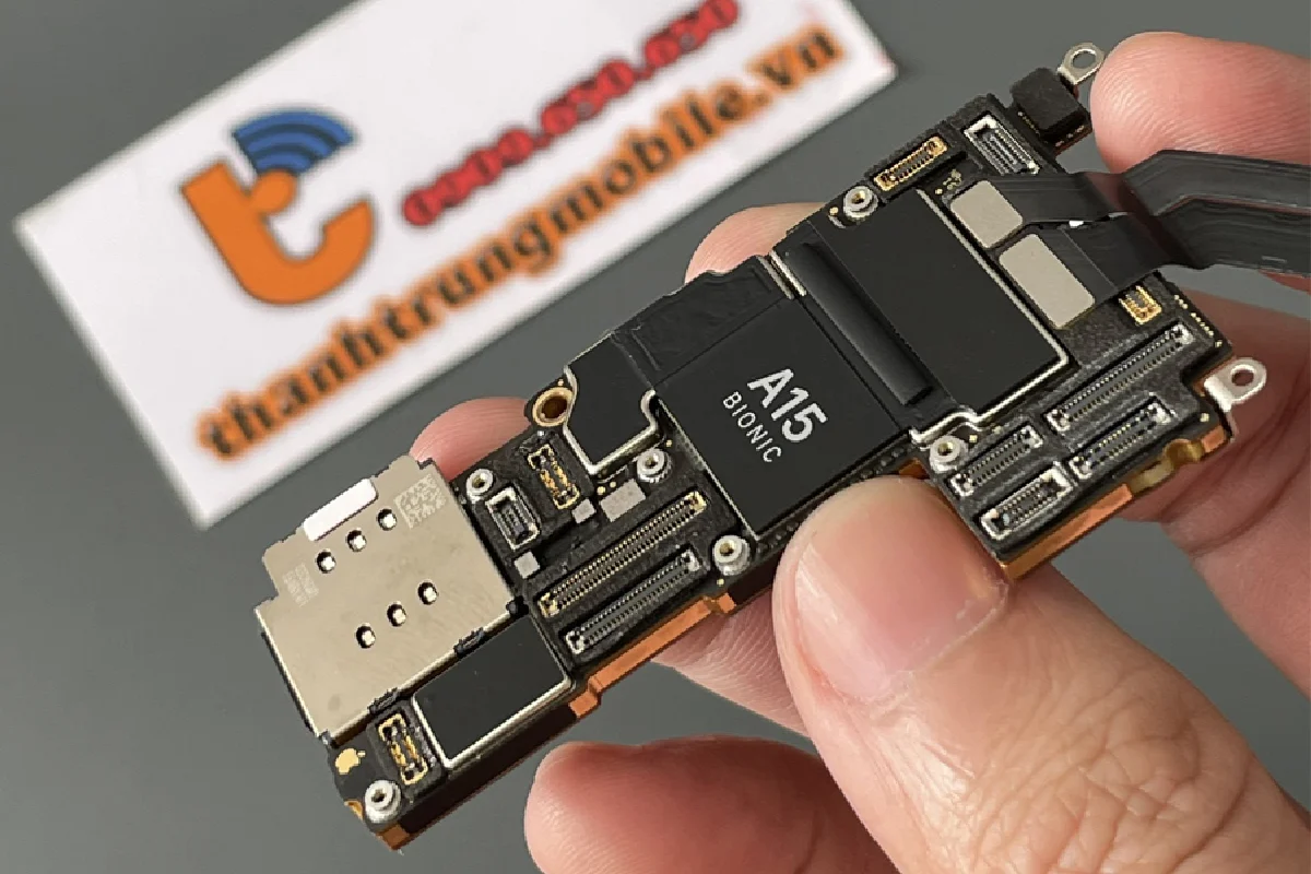 thay-main-iphone-chinh-hang-tai-thanh-trung-mobile