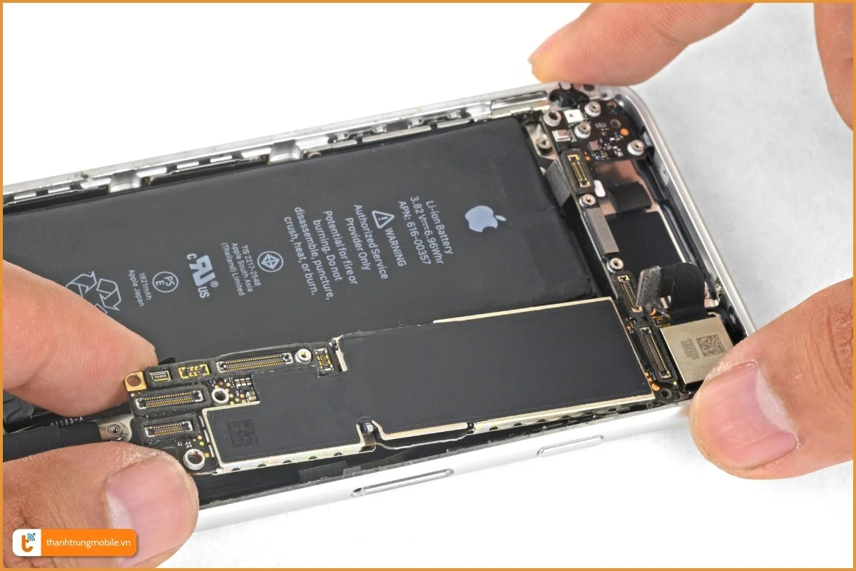 Thay main iPhone SE 2020 chính hãng TPHCM