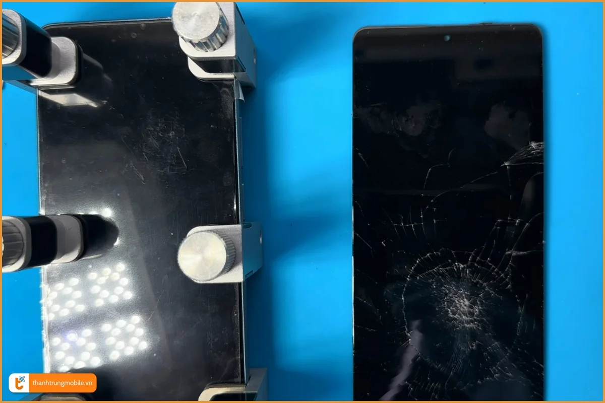 Thay màn hình Poco F5 chính hãng, uy tín - Thành Trung Mobile