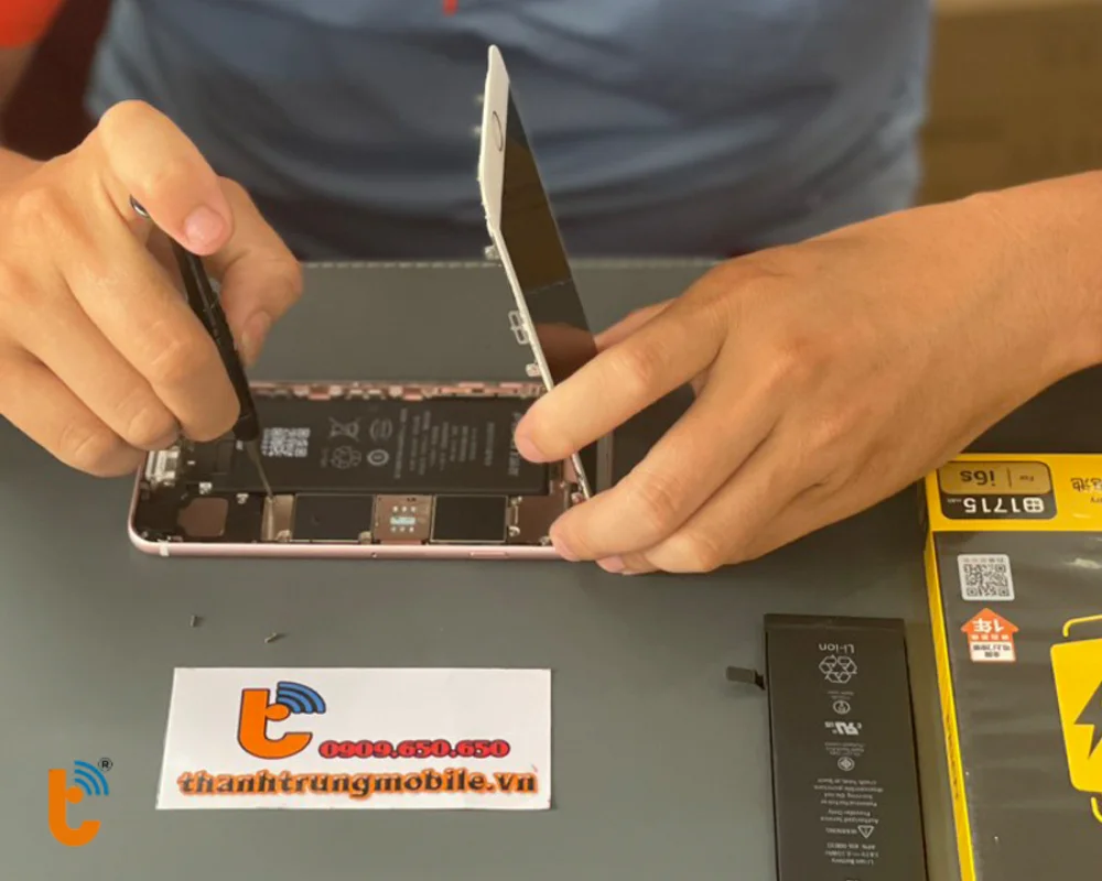 Thay pin chuyên nghiệp giá rẻ tại Thành Trung Mobile