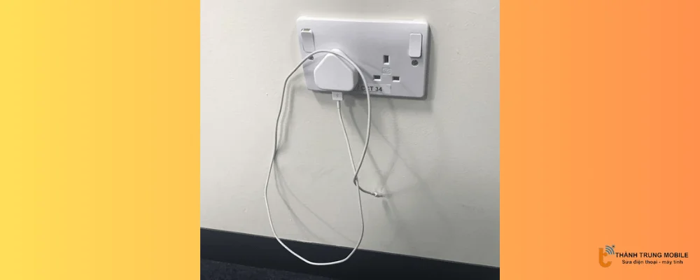 Thử cắm sạc vào ổ điện khác