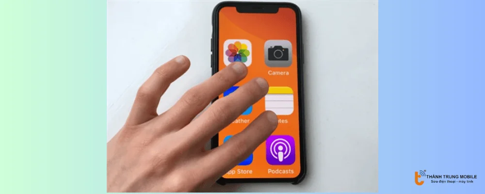 Thu nhỏ màn hình iPhone bằng ba ngón tay