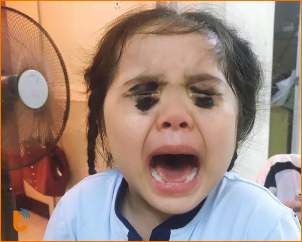 Tình trạng em bé coi điện thoại quá nhiều