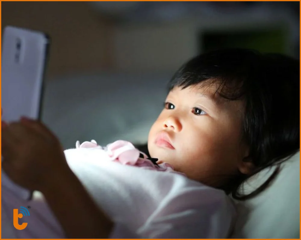 Tình trạng mắt bé suy giảm do xem điện thoại nhiều