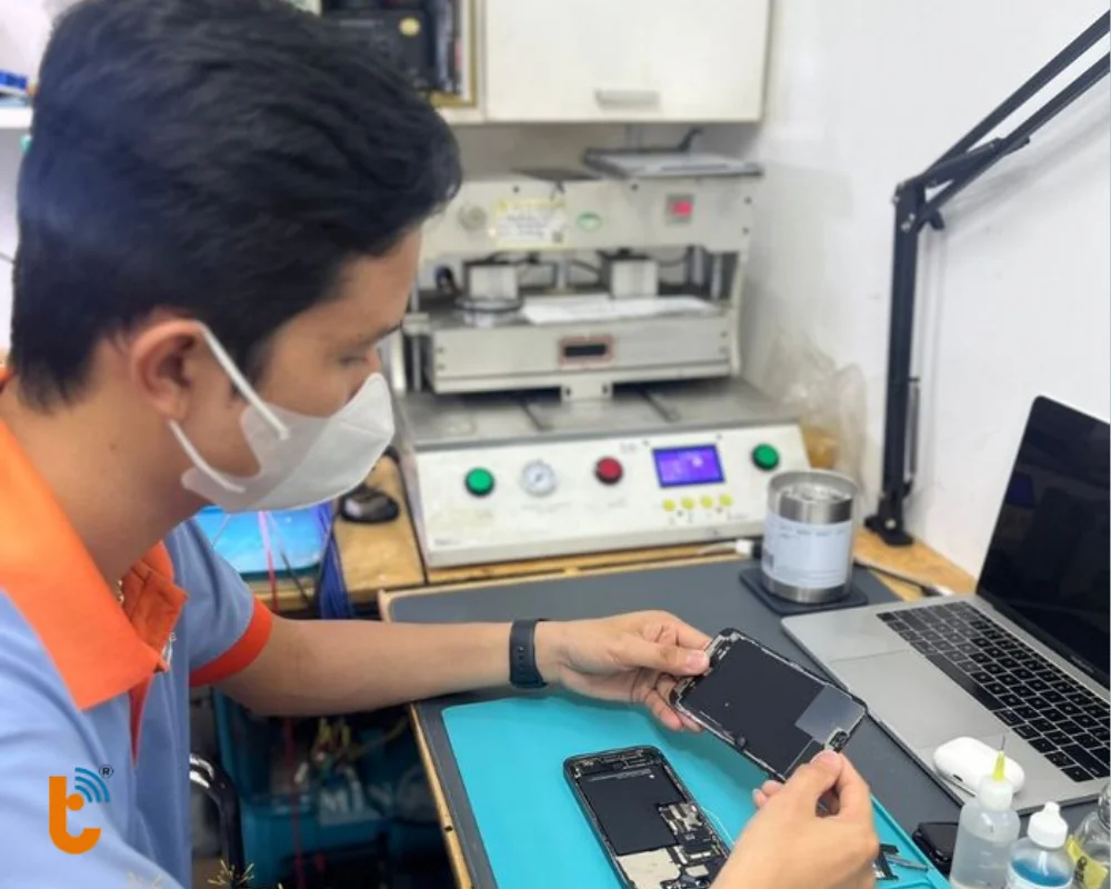 Toàn bộ quy trình thay pin được thực hiện công khai