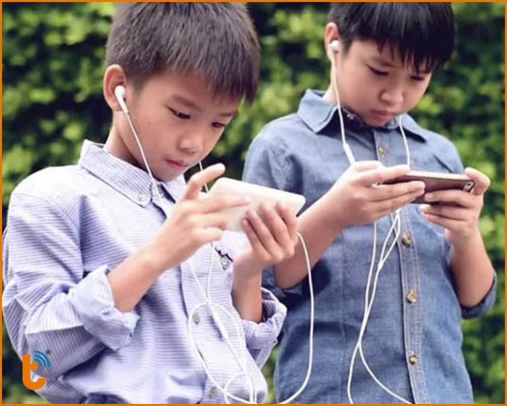 Trẻ em coi điện thoại nhiều bị hỏng mắt