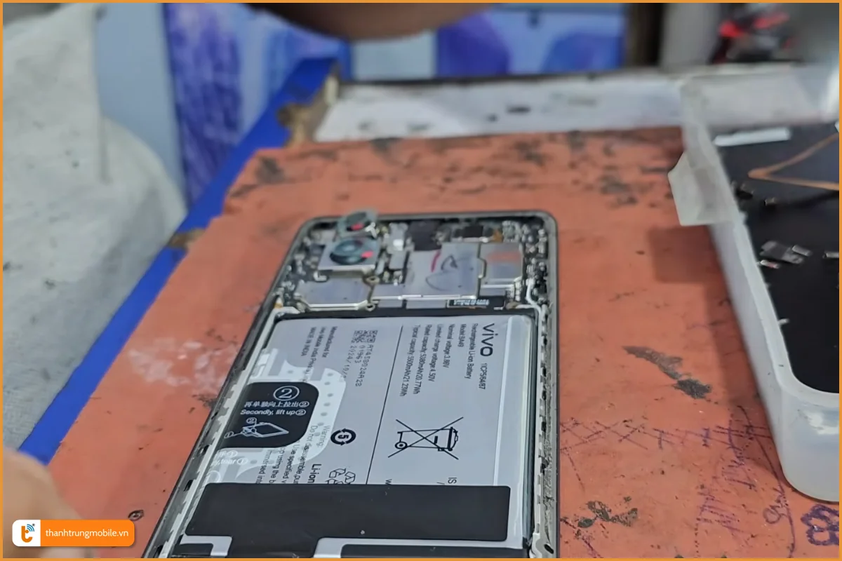 Vivo V40 Pro lỗi pin phù cần thay mới