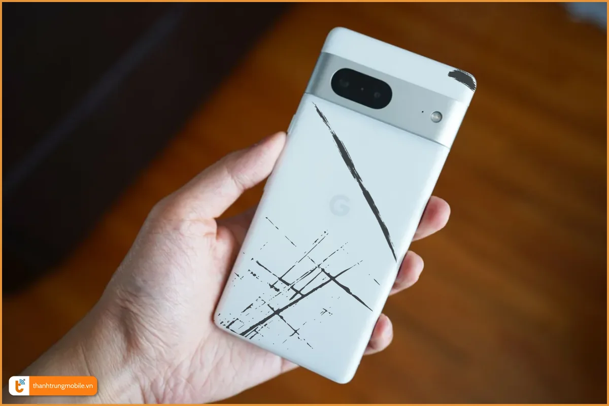 Vỏ Google Pixel 7 trầy xướt, bong tróc sơn cần thay mới