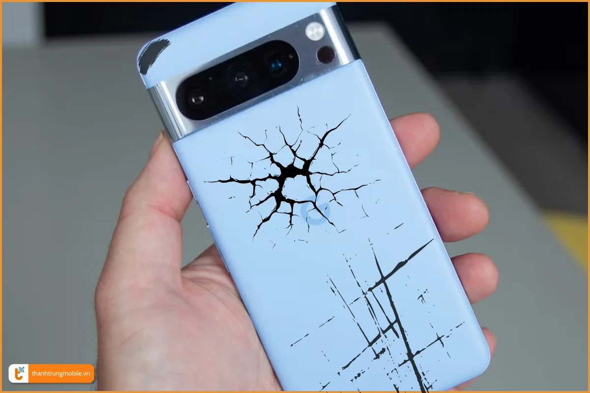 Vỏ Google Pixel 8 Pro trầy xướt, bong tróc sơn cần thay mới