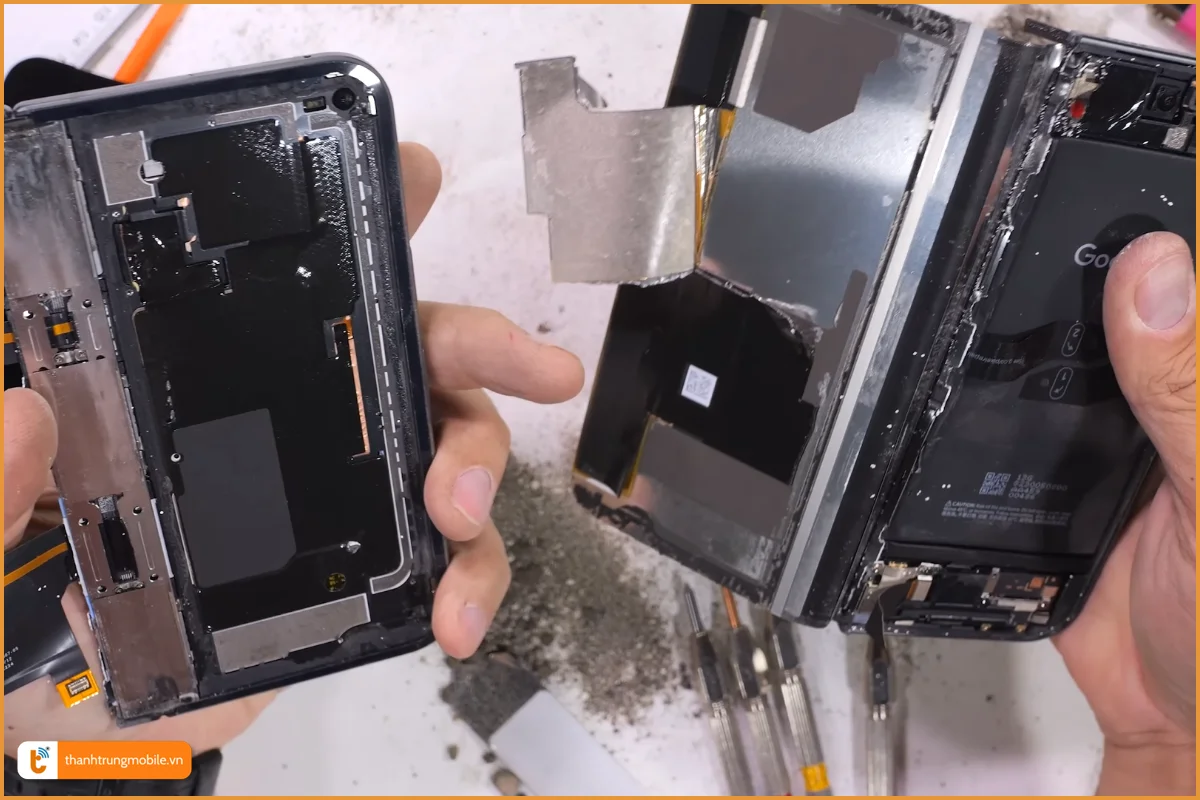 Vỏ Google Pixel 9 Pro Fold hư gãy bản lề cần thay mới