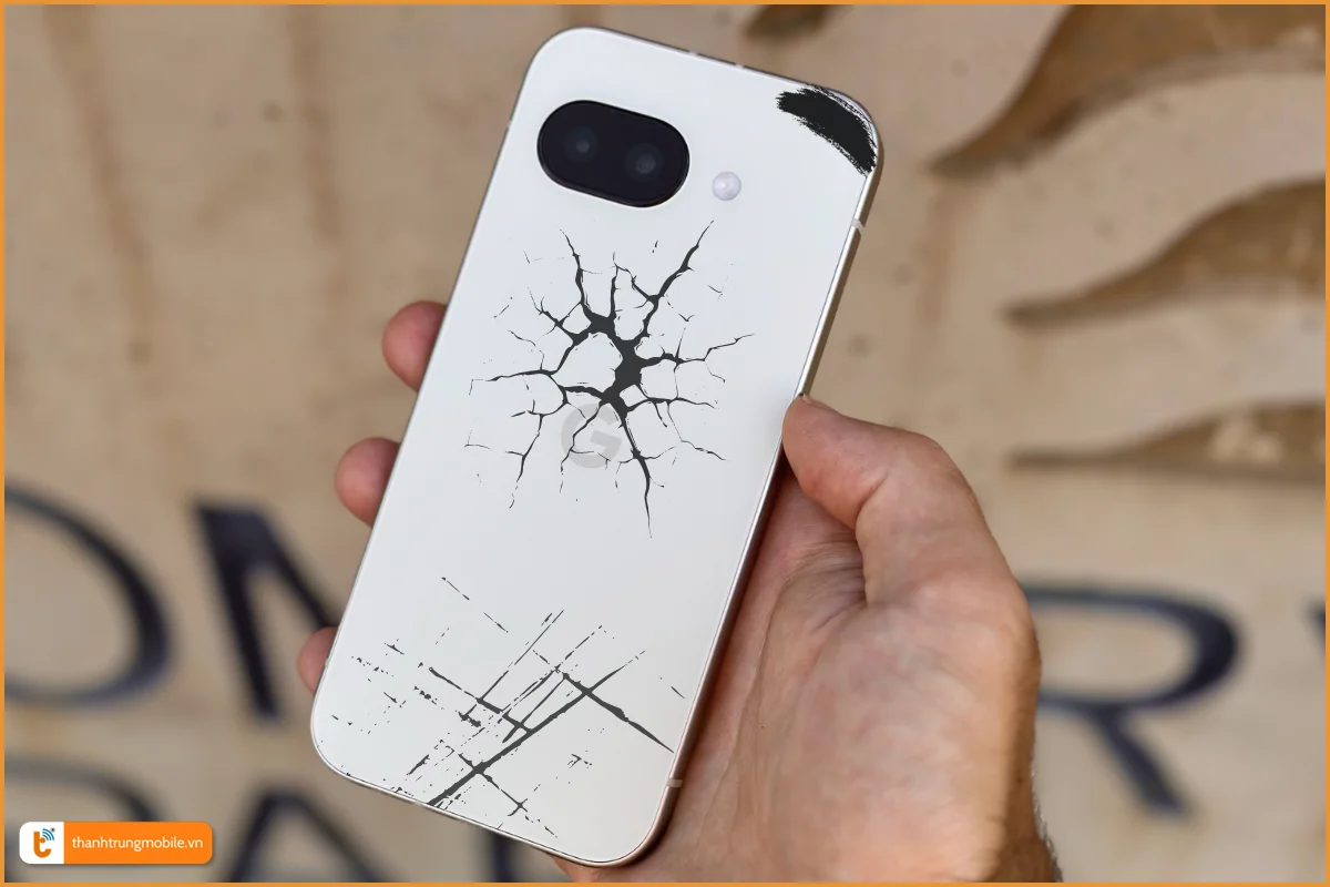 Vỏ Google Pixel 9A trầy xướt, bong tróc sơn cần thay mới